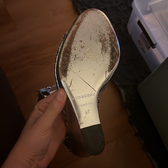 Silver Burberry size 8.5 snake skin print wedge heels - Picture 7 of 8